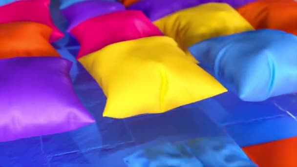 Крупный План Фиолетовый Желтый Оранжевый Голубые Подушки Надуваются Подушки Плавают — стоковое видео