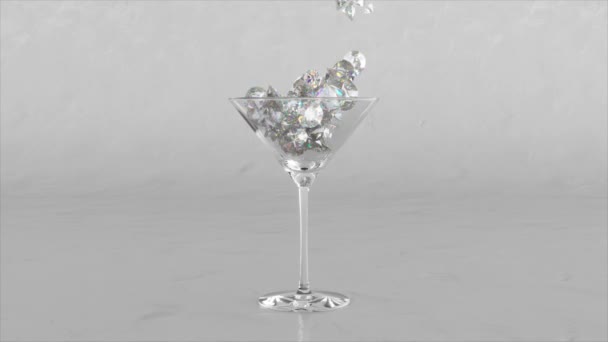 Diamanterna Fyller Martini Glaset Till Brädden Och Sprider Sig Isbiten — Stockvideo