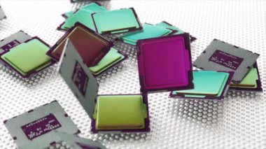 Veri aktarımı ve kaydetme kavramı. Çok renkli mikrodevreler beyaz bir yüzeye düşer. Gökkuşağı rengi. İşlemci. Al. 3D animasyon. Yüksek kalite 4k görüntü