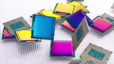 Birçok kare gökkuşağı parçacıkları yukarıdan cips yığınına düşer. Bilgisayar. Al. İşlemci. Mavi, pembe neon rengi. 3D animasyon. Yüksek kalite 4k görüntü
