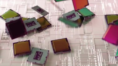 Teknoloji soyut kavramı. Çok renkli mikrodevreler beyaz bir yüzeye düşer. Gökkuşağı rengi. İşlemci. Al. 3D animasyon. Yüksek kalite 4k görüntü