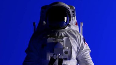  Uzay konsepti. Mavi arka planda bir astronotun kafası. Işıklar değişiyor. Krom anahtar. Miğfer. Karanlık ve aydınlık. Kusursuz bir döngünün 3 boyutlu animasyonu. Yüksek kalite 4k görüntü