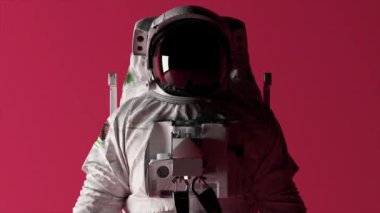 Astronotlar pembe izole edilmiş arka planda kafalarını yakın çekiyorlar ve ışık değiştiriyorlar. Krom anahtar. Miğfer. Kusursuz bir döngünün 3 boyutlu animasyonu. Yüksek kalite 4k görüntü