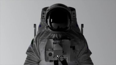 Uzay konsepti. Beyaz arka planda bir astronotun başı. Işıklar değişiyor. Miğfer. Karanlık ve aydınlık. Duvardaki gölgeler. Kusursuz bir döngünün 3 boyutlu animasyonu. Yüksek kalite 4k görüntü