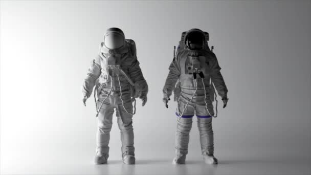 Deux Astronautes Combinaison Spatiale Blanche Tiennent Sur Fond Blanc Éclairage — Video