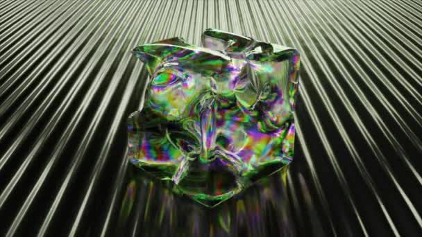 抽象概念 透明な立方体は暗いリブ状の表面に立っている キューブ内の液体ダイヤモンド物質が移動し 形状を変更します シームレスなループの3Dアニメーション 高品質4K映像 — ストック動画
