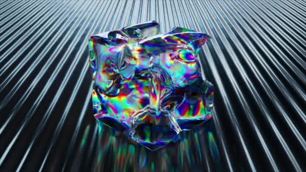 抽象概念 透明な立方体は暗いリブ状の表面に立っている キューブ内の液体ダイヤモンド物質が移動し 形状を変更します シームレスなループの3Dアニメーション 高品質4K映像 — ストック動画