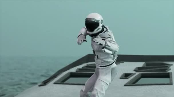 Űrkutatás Fogalma Egy Űrhajós Táncol Egy Hajón Óceán Közepén Űrhajó — Stock videók