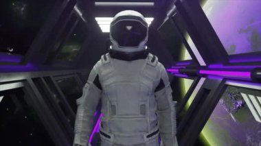 Teknoloji ve gelecek kavramı. Uzay gemisi tünelinde yürüyen bir astronot. Bilim kurgu mekiği koridoru. Mor ışık. Arka planda ay var. Üç boyutlu animasyon. Yüksek kalite 4k görüntü