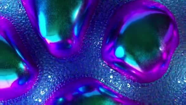 Strumień Diamentowych Świecących Bąbelków Kolorowe Metalowe Przedmioty Niebieski Fioletowy Neon — Wideo stockowe