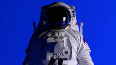 Mavi arka planda bir astronotun kafası. Işıklar değişiyor. Miğfer. Karanlık ve aydınlık. Duvardaki gölgeler. Yüksek kalite 3d illüstrasyon