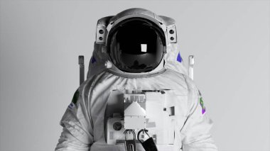 Astronotun kafası beyaz izole bir arka planda, değişen ışıklandırmayla yakın plan görüntüsü. Krom anahtar. Miğfer. Reklamcılık. Yüksek kalite 3d illüstrasyon