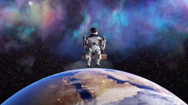 Astronaut Svinga Bakgrunden Rymden Jorden Nedanför Tyngdkraften Surrealismen Stark Himmel — Stockvideo