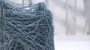  Soyut kavram. Uzun iplerden gelen iki insan silueti çözülmeye ve ayrılmaya çalışıyor. Yakın plan. 3d canlandırma.