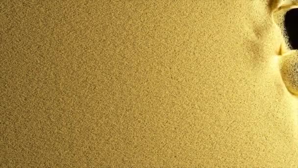 抽象概念について 黒い隔離された背景に金の砂のカバーが吹き飛ばされました エアフロー 砂の穀物 スローモーション 3Dアニメーション — ストック動画