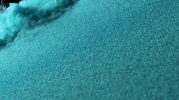 抽象概念について 黒い隔離された背景にブルーサンドカバーが吹き飛ばされた エアフロー 砂の穀物 スローモーション 3Dアニメーション — ストック動画