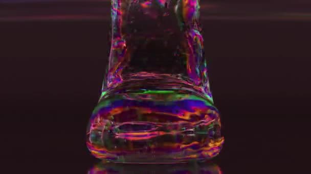 透明的金刚石凝胶液体倒在黑暗的背景 紫色的霓虹灯色 慢动作3D动画 — 图库视频影像