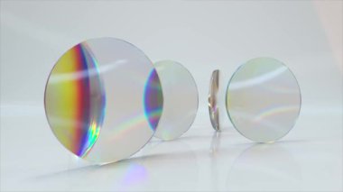 Soyut kavram. Şeffaf yuvarlak lensler ışık arka planında döner. Işık kırılması. Kusursuz bir döngünün 3 boyutlu animasyonu.