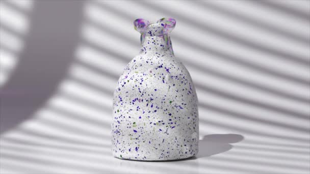 Keramická Váza Mění Duhovou Skleněnou Vázu Světlém Pozadí Simulace Měkkých — Stock video