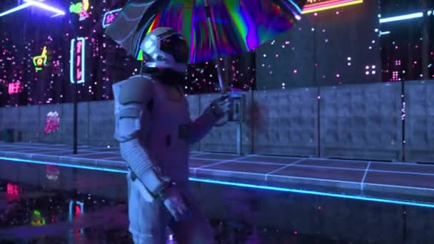 抽象的未来主义概念 一名宇航员带着雨伞在雨中穿行在一个赛博朋克城市 夜城蓝色霓虹灯 云宝3D动画 — 图库视频影像
