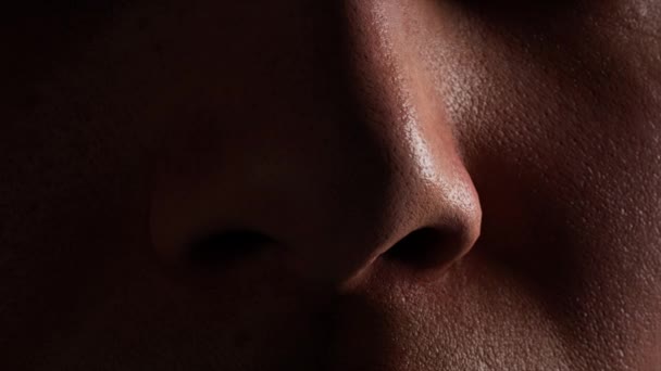 一个黑人背景的年轻女人的宏观轮廓 人类的鼻子特写 人类的皮肤 阴影落在脸上 3D动画 — 图库视频影像