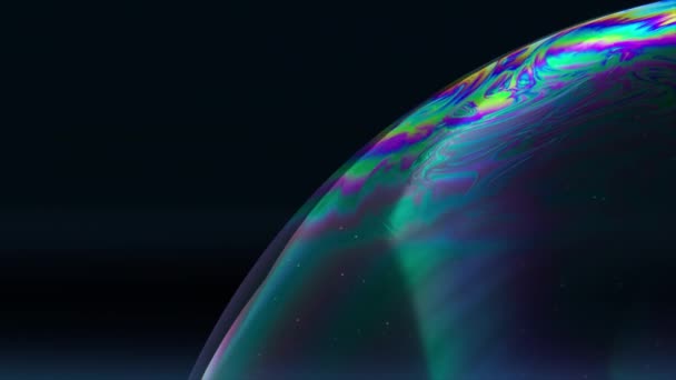 Abstraktní Koncept Velká Průhledná Bublina Třpytí Duhovými Barvami Tmavém Pozadí — Stock video