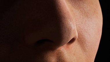 Siyah arka planda genç bir kadının Macro profili. İnsan burnuna yakın çekim. İnsan derisi. Yüzüne bir gölge düşer. 3d illüstrasyon