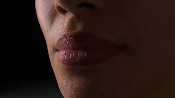 Женщины Стоят Лицом Лицу Черном Фоне Нос Губы Человеческая Кожа — стоковое фото
