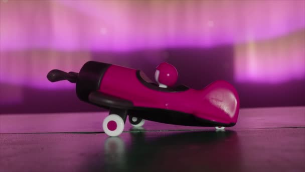 Avião Brinquedo Rosa Para Meninas Com Piloto Dentro Uma Mesa — Vídeo de Stock