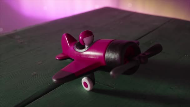 Růžové Letadýlko Pro Dívky Pilotem Uvnitř Dřevěném Stole Kosmické Prostředí — Stock video