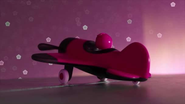 Różowy Samolot Zabawkowy Dla Dziewczynek Pilotem Wewnątrz Drewnianym Stole Kosmiczne — Wideo stockowe