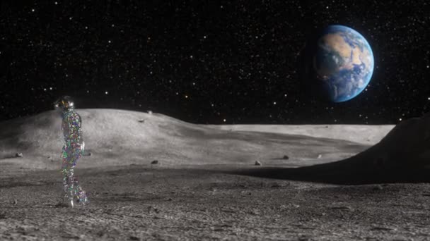 Astronauta Diamante Trajes Espaciais Detalhados Fica Uma Superfície Lunar Observando — Vídeo de Stock