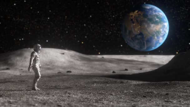 一位身穿太空服装的宇航员站在月球表面上 凝视着远处一个充满活力的地球的壮丽景象 广阔的空间 3D动画 — 图库视频影像