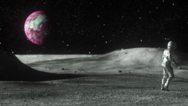 Астронавт Детальному Космічному Одязі Стоїть Поверхні Місяця Спостерігаючи Приголомшливий Вид — стокове відео