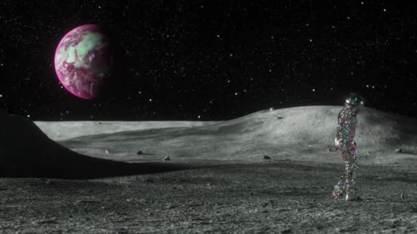 穿着详细太空服的钻石宇航员站在月球表面上 观察远处一个充满活力的地球的壮丽景象 广阔的空间 3D动画 — 图库视频影像