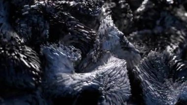 Soyut sanat video animasyonu 3D arkaplan sürreal hareket ile neşeli dalgalı parti topları küre sıvı madde mavi mor gradyan renk