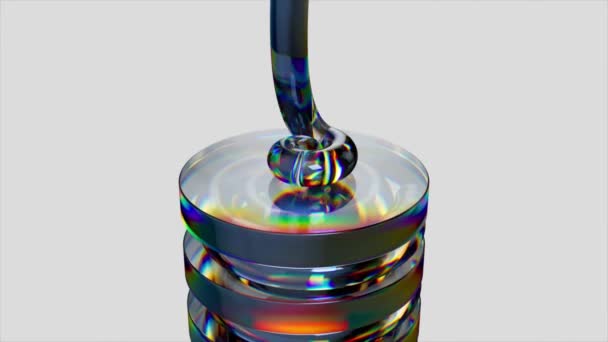 Líquido Metálico Fluye Una Espiral Sobre Discos Reflectantes Mostrando Prisma — Vídeos de Stock