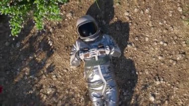 Astronot çiçekli bir vahada yatıyordu. Huzurlu bir 3 boyutlu sahne yan yana uzanan dünya çiçekleri ile birlikte uzay keşfi..