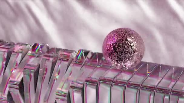 Abhörende Animation Einer Discokugel Auf Einer Prismenartigen Oberfläche Mit Ätzenden — Stockvideo