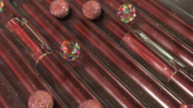 Işıldayan kristallerin ve kürelerin uzay temalı tilt makinesinde seyahat etmesinin 3 boyutlu büyüleyici animasyonu.