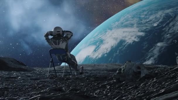 Animação Tirar Fôlego Astronauta Relaxando Uma Cadeira Superfície Lunar Olhando — Vídeo de Stock