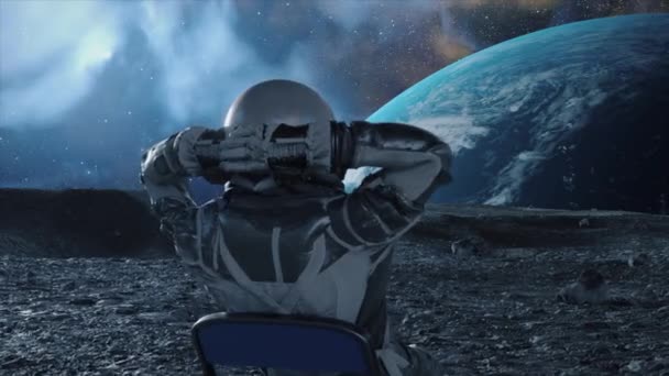 Momento Sereno Como Astronauta Reclina Uma Cadeira Olhando Para Uma — Vídeo de Stock