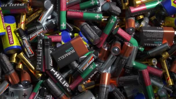 Uma Pilha Baterias Variadas Sugerindo Temas Energia Reciclagem Eletrônica — Vídeo de Stock