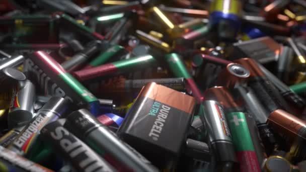 Hög Olika Batterier Föreslår Teman Som Energi Återvinning Och Elektronik — Stockvideo