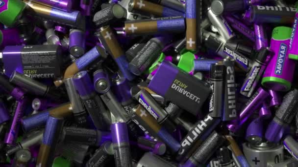 Een Stapel Van Diverse Batterijen Die Thema Van Energie Recycling — Stockvideo