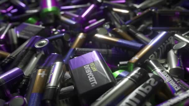 Hromada Různých Baterií Naznačující Témata Energie Recyklace Elektroniky — Stock video