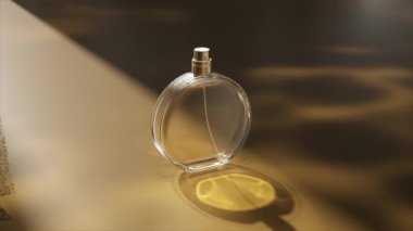 Parlak bir yüzeyde parıldayan altın kumaşlı bir parfüm şişesinin 3D yansıması.