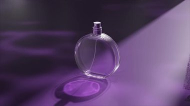 Yansıtıcı bir yüzey üzerinde akan mor dantel bir kurdele eşliğinde berrak bir parfüm şişesinin 3 boyutlu tasviri.
