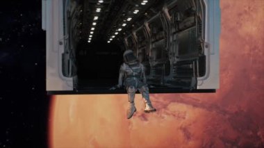 Mars 'a tepeden bakan bir uzay aracının açık kapağında bir astronot oturuyor.
