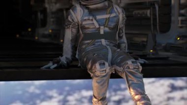 3D animasyon astronotu Dünya 'nın üzerindeki bir uzay aracının kapısında dinleniyor.